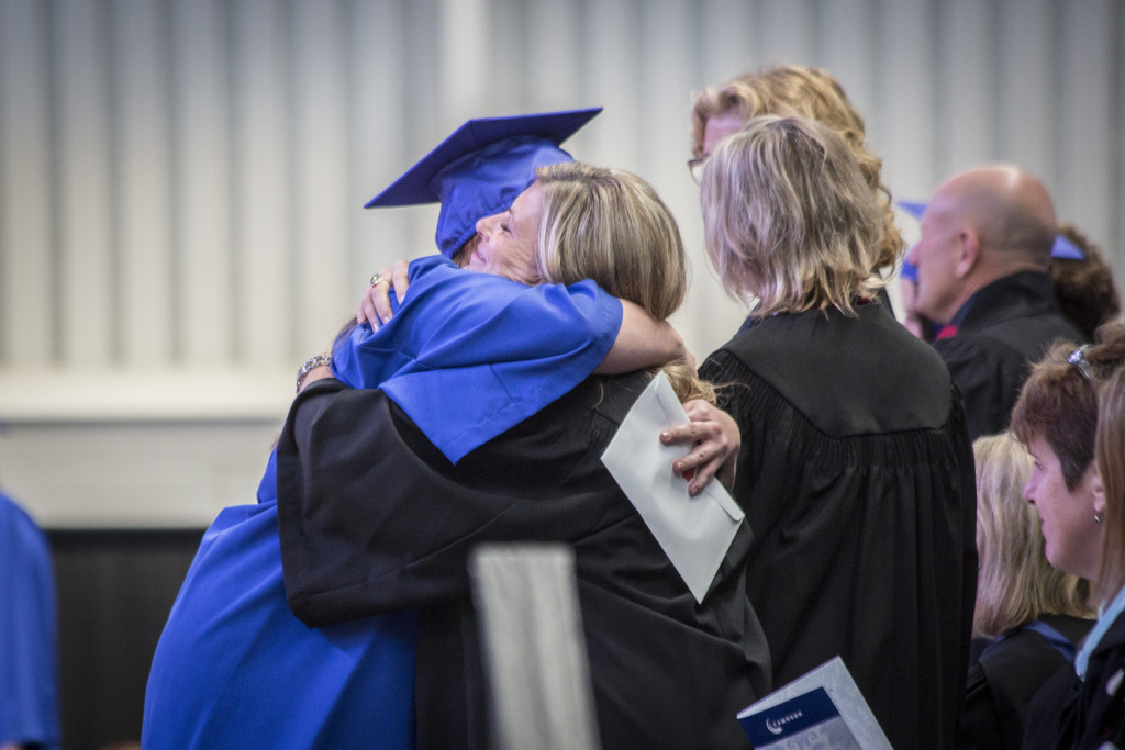 ߴý graduate hugging parent