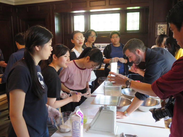 CELA students take part in a culinary activity at ߴý's Dunlop House Restaurant. 